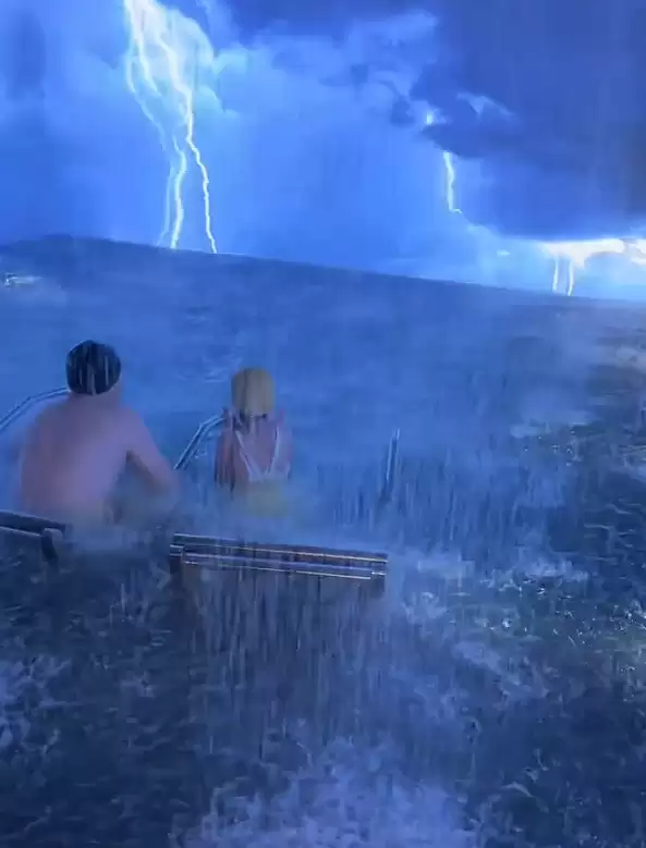 场面堪比渡劫 沈阳出现“雷电交加暴风雨式泡澡”