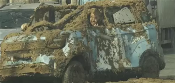 味道溢出屏幕 老头乐不守交规被拉粪车泼一车粪