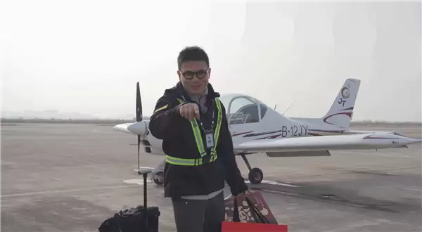 汽车博主花120万买飞机开回家过年：百公里油耗不到8升 油费比开车还省