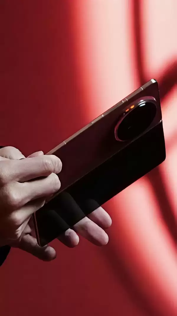 谢霆锋手持荣耀Magic V6现身!史上电池最大的折叠屏旗舰来了