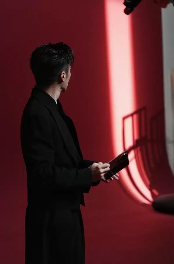 谢霆锋手持荣耀Magic V6现身!史上电池最大的折叠屏旗舰来了