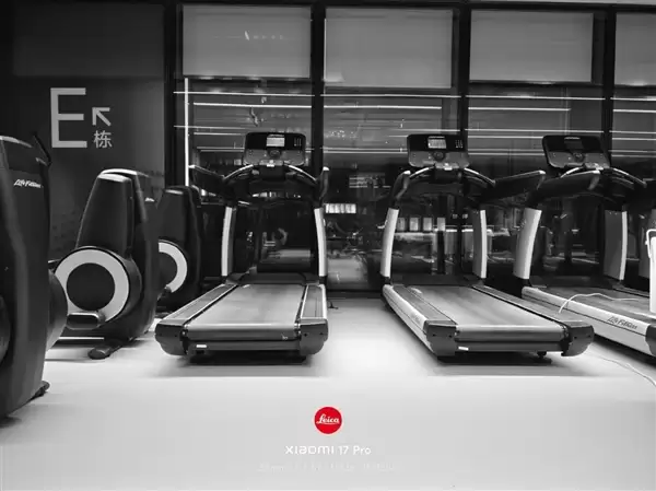 雷军微博换新头像了!网友:配合SU7 Ultra背景像是顶级赛车手