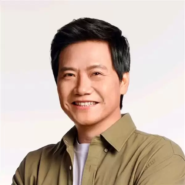 雷军微博换新头像了!网友:配合SU7 Ultra背景像是顶级赛车手