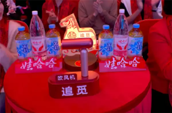 追觅全场景生态亮相春晚：CEO俞浩现身台下！一旁坐着薛凯琪