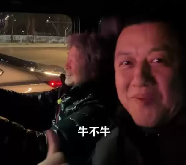 83岁母亲开车接李亚鹏回家：家里有老人是个宝！