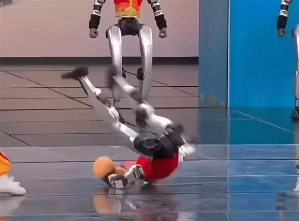 春晚宇树机器人摔倒了！王兴兴回应：导演安排的剧情需要
