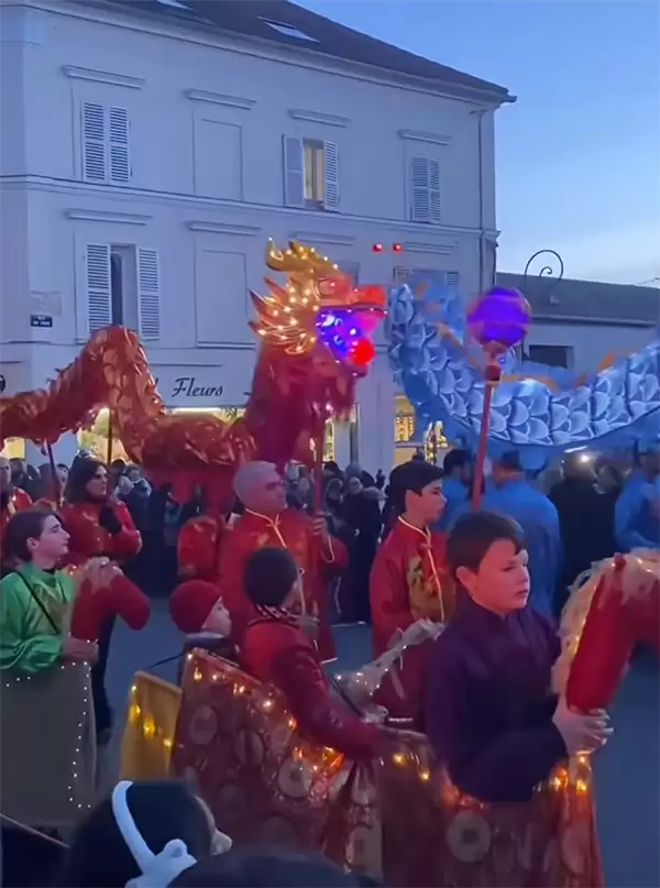 舞龙舞狮年味十足!法国万人村庄连续10年自费过春节