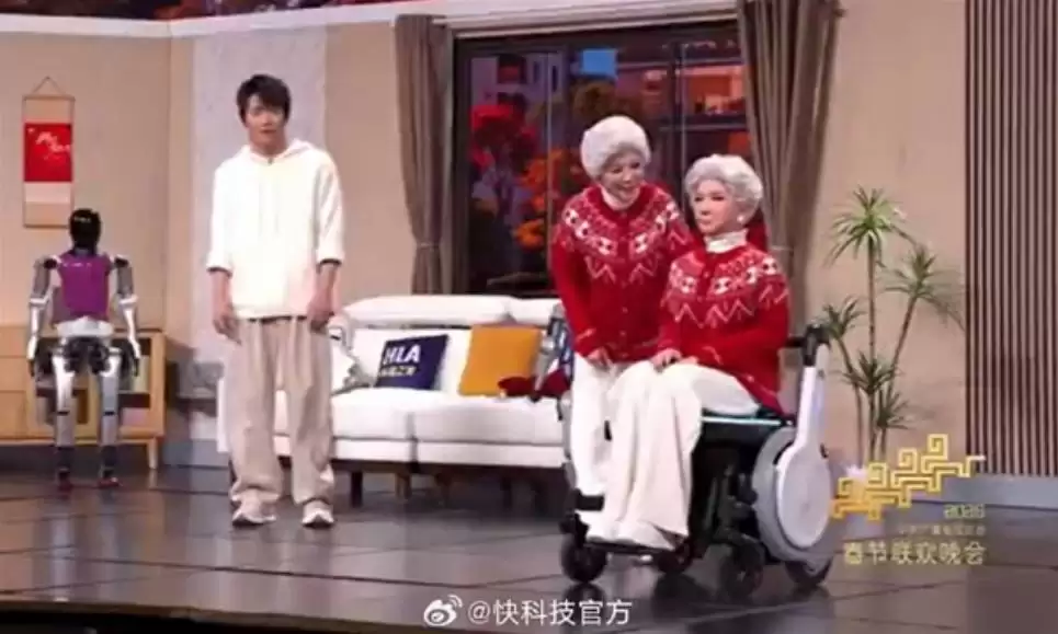 蔡明小品奶奶的最爱亮相2026春晚，高仿真仿生机器人假奶奶惊艳观众