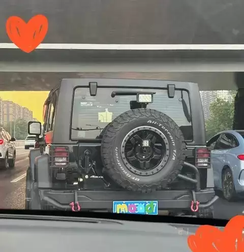 网友求解：视频中模糊小众车型品牌型号成谜