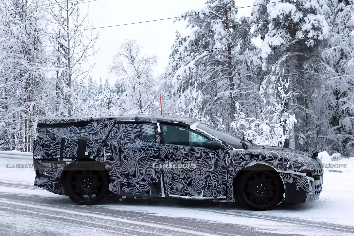 法拉利纯电超跑Luce路测图曝光:1000马力,五月首秀