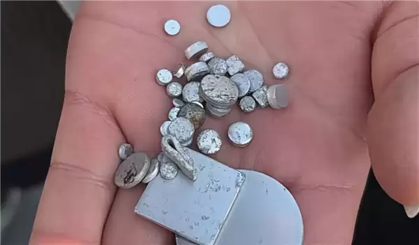 河南商丘多人在国道边停车捡银子 多到捡不完：交警回应系铝合金废料