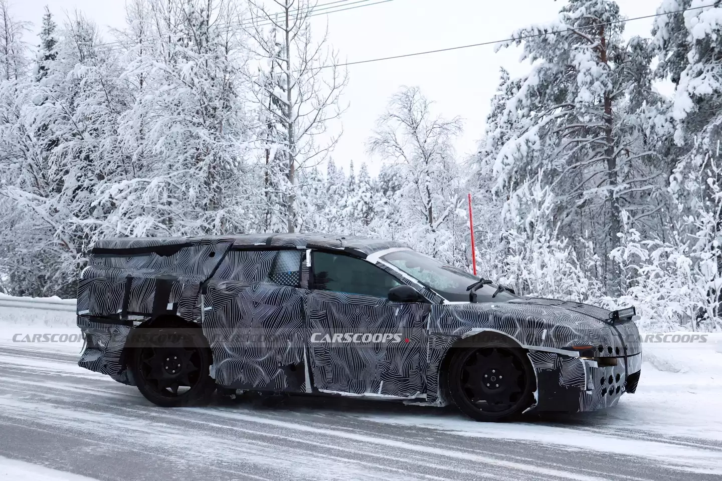 法拉利纯电超跑Luce路测图曝光:1000马力,五月首秀