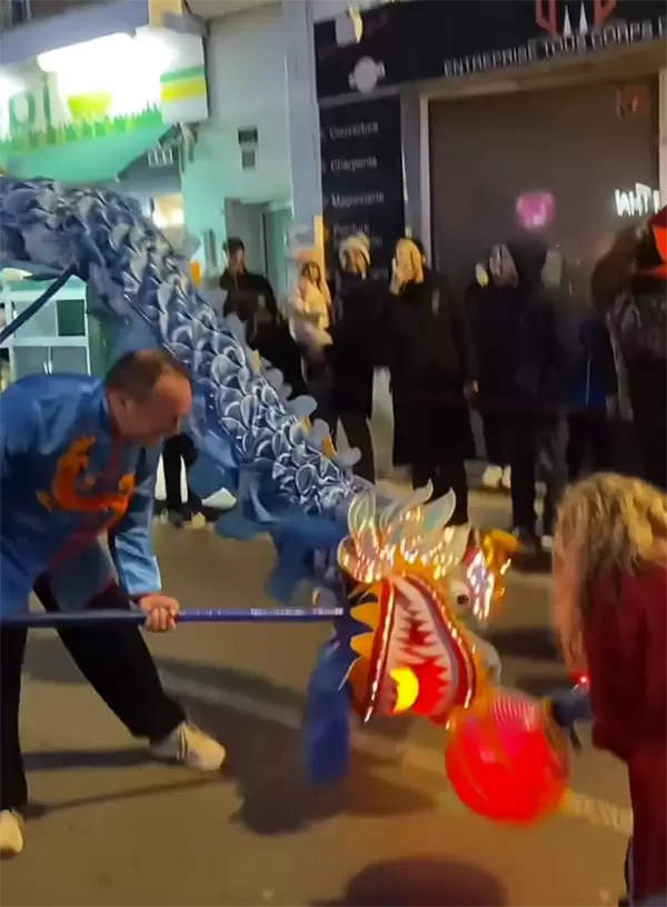 舞龙舞狮年味十足!法国万人村庄连续10年自费过春节