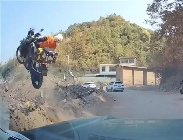 飞驰人生现实版!云南一女子骑摩托车失控坠坡意外走红