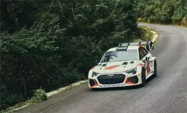 飞驰人生现实版!云南一女子骑摩托车失控坠坡意外走红