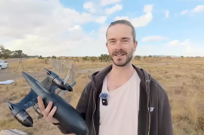 澳工程师驾自研电动无人机黑鸟创661km/h非官方速度纪录