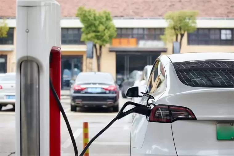 春节返乡新能源车充电有多火？高速日均充电量超 1180 万千瓦时，暴涨 63.05%