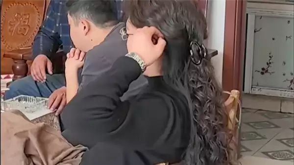 22岁山东小伙留长发烫大波浪过年回家 被外公叫阿姨引热议：父母直言没招