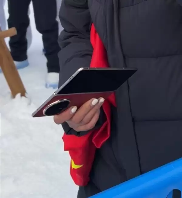 荣耀Magic V6配置确认：骁龙8E5+7150mAh折叠屏最大电池