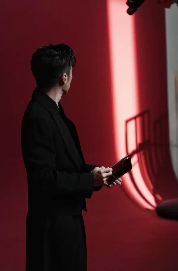 荣耀Magic V6配置确认：骁龙8E5+7150mAh折叠屏最大电池