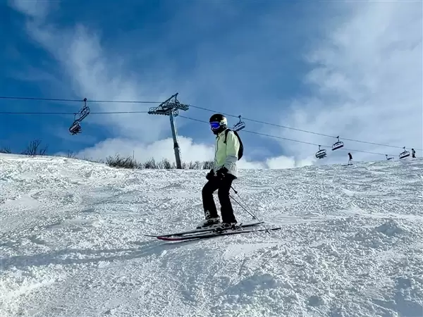 雷军晒春节滑雪照引热议！网友：摄影师是高手中的高手