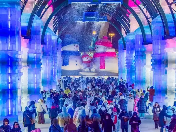 哈尔滨冰雪大世界因气温升高提前闭园:给游客退票后 承诺下届免费看