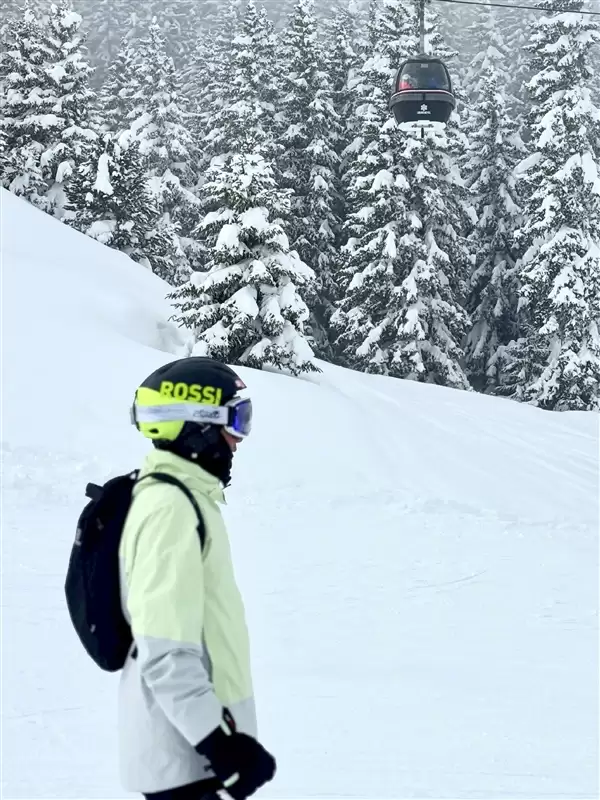 雷军晒春节滑雪照引热议！网友：摄影师是高手中的高手