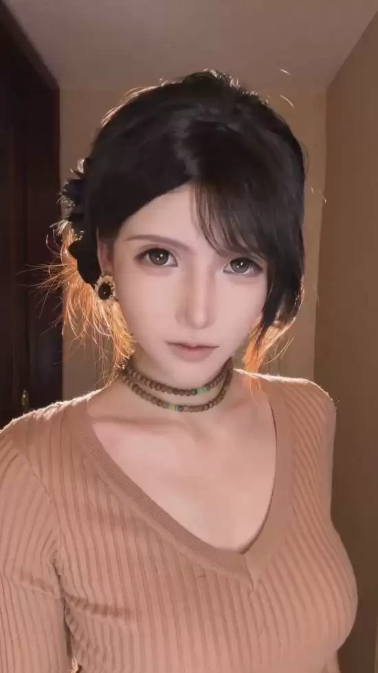 抖音博主佑真素颜神似蒂法走红,第一蒂法称号引发热议