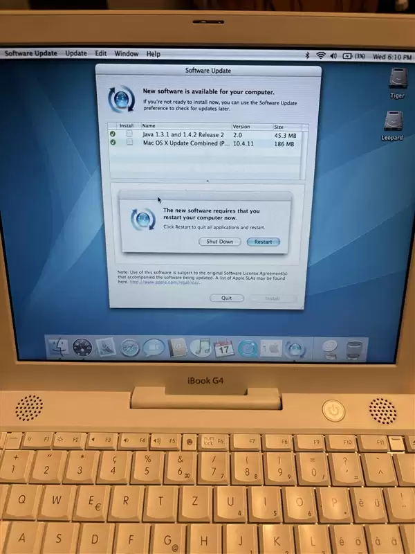 21岁的老苹果笔记本开机连上Wi-Fi 竟然还能收到系统更新！网友：画面美到想舔