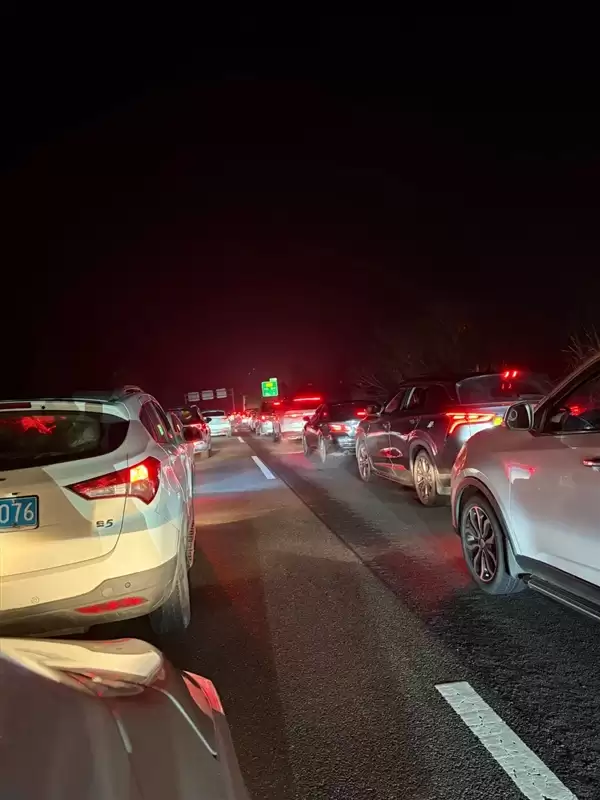 大聪明们半夜出发全堵高速上了 车主：有点后悔