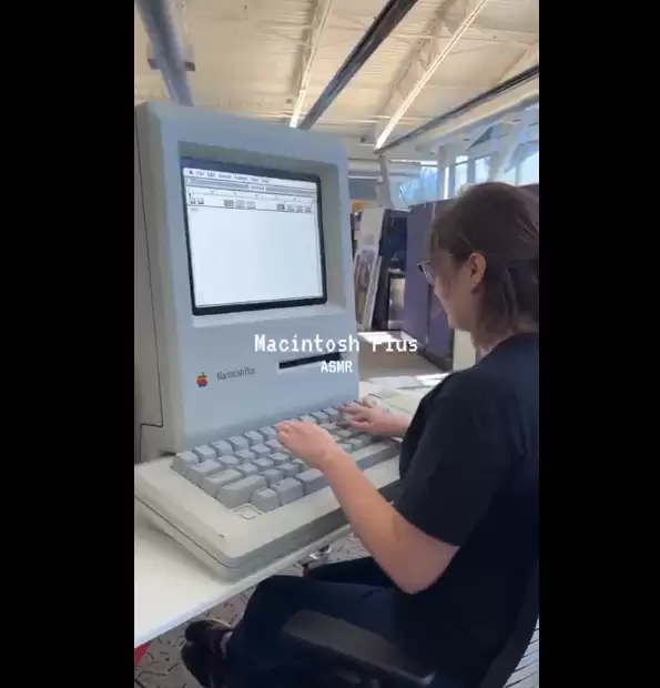 1986年的苹果巨无霸Mac电脑亮相：女孩打字演示 这键盘太狂了