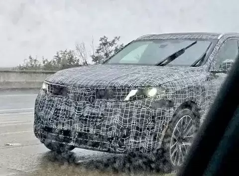 全新宝马X5谍照曝光：翼型门把手首发，2026年全球上市