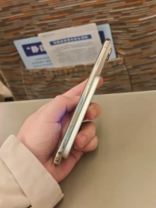 橙色版小米5000mAh金沙江磁吸充电宝曝光：6mm超薄身材