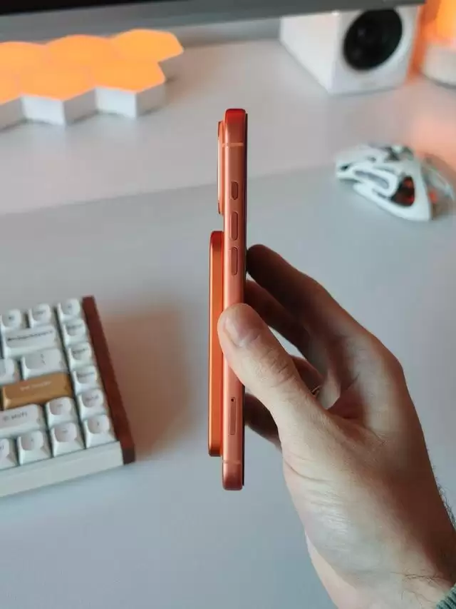 橙色版小米5000mAh金沙江磁吸充电宝曝光：6mm超薄身材