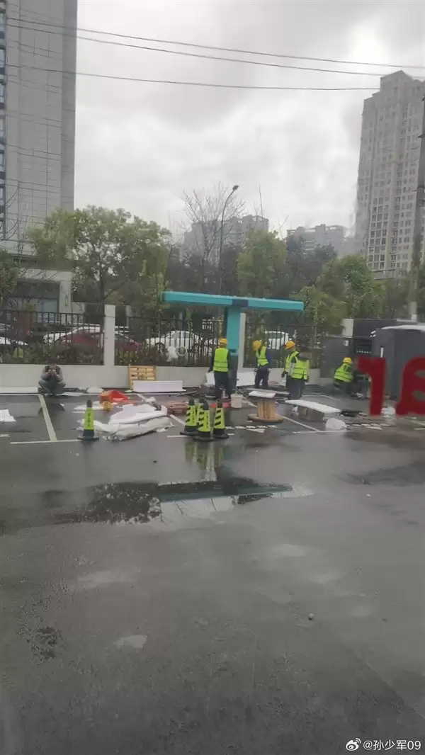 线从天上来 比亚迪大规模安装兆瓦闪充桩：辨识度独一档