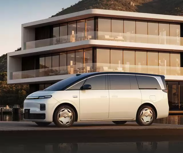 零跑首款MPV车型D99内饰谍照曝光，延续D19设计风格