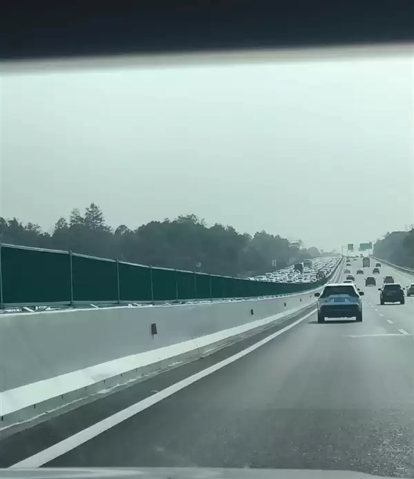春节返程高速上演冰火两重天:一侧堵到暂停 一侧畅通无阻