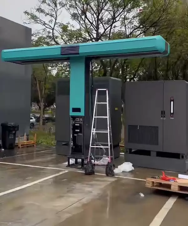 线从天上来 比亚迪大规模安装兆瓦闪充桩：辨识度独一档