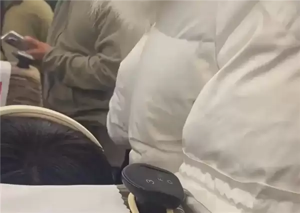 列车因超员滞留半小时！广播喊话无票人员下车：12306回应