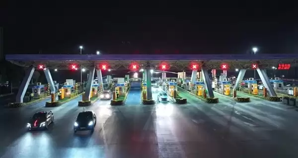 “中国最大高速收费站”春运免费最后一夜:有人压哨通过省了1000多、有人卡点失败