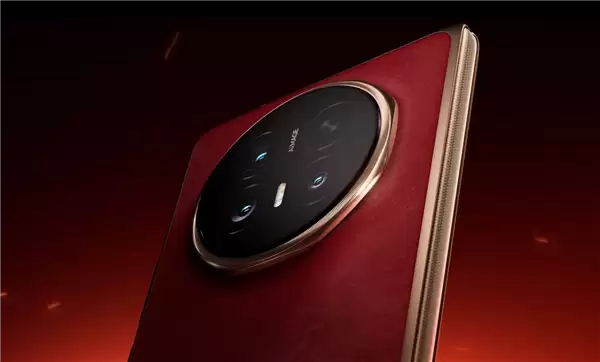 荣耀Magic V6全新赤兔红色亮相!金色中框 大红背板喜庆大气