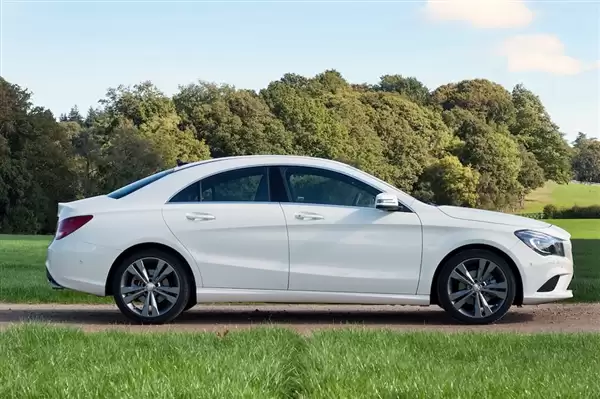 春节返程高速上演冰火两重天:一侧堵到暂停 一侧畅通无阻