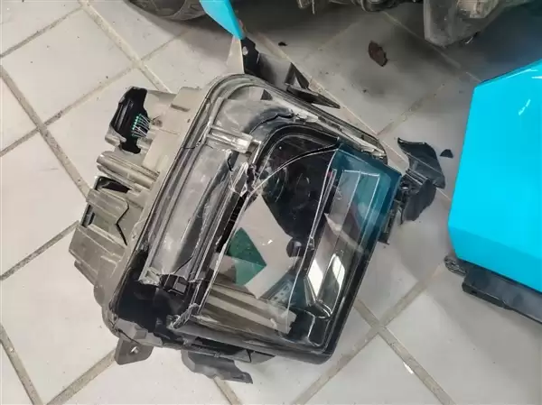 14529元 理想L8更换右前大灯花费曝光：比奥迪便宜多了！
