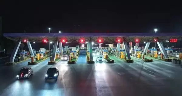 春节高速免费压线通行潮:车主争分夺秒卡点下高速