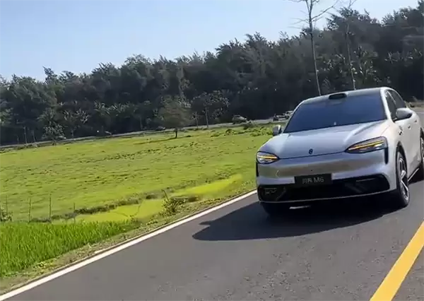 全新问界M6银色版实车曝光 鸿蒙智行开年爆款来了