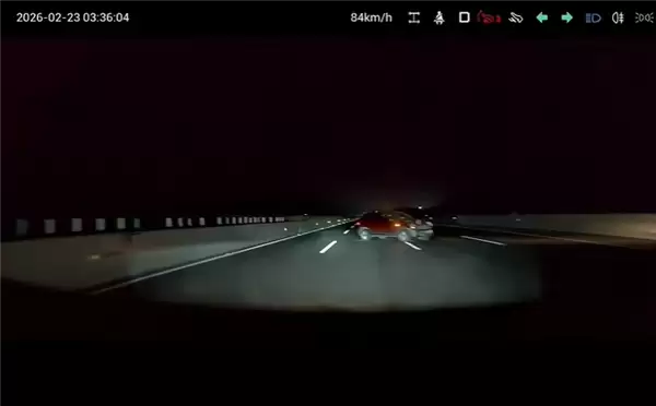 深夜高速上横着一辆车 天神之眼紧急避险!比亚迪又救了车主一命