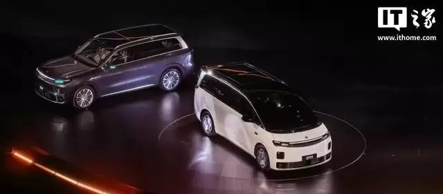 零跑首款MPV车型D99内饰谍照曝光，延续D19设计风格