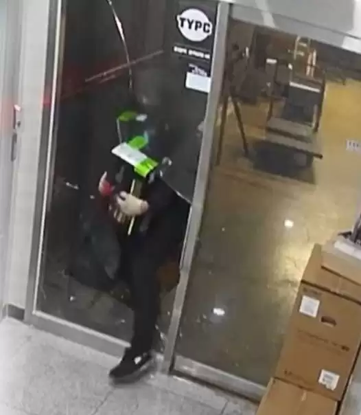 小偷破门而入电脑店偷走三张显卡:价值近10万元!