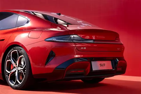 新一代小米SU7全新配色赤霞红首次揭幕 网友：跑婚车绝配