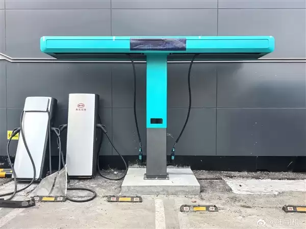 线从天上来 比亚迪大规模安装兆瓦闪充桩：辨识度独一档